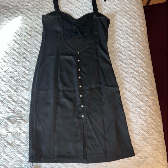 Elegant Black Midi Dress - Picture 4 of 10